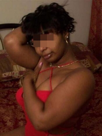 Femme africaine qui cherche un beau jeune homme pour un plan baise à Saint-Herblain